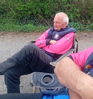 Petite sieste de JP épuisé par les deux parties de poule du matin Petite sieste de JP épuisé par les deux parties de poule du matin