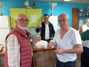 Apéro convivial offert par les champions et le club.  Merci et bon France à tous les 3.