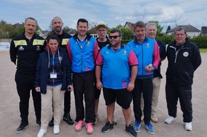 Les finalistes avant la finale en compagnie de Gilles Verhauven, président du Comité du Cher, Didier Jandard arbitre du championnat et Vanessa Jacquet du CD18
