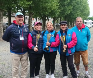 Les vice-championnes avec Gilles Verhauven président du CD18 et Fabrice Heusicom président du Bois d'Yèvre Les vice-championnes avec Gilles Verhauven président du CD18 et Fabrice Heusicom président du Bois d'Yèvre