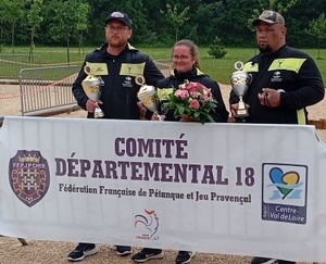 Les vice-champions: Alex, Charlotte et Solane Les vice-champions: Alex, Charlotte et Solane