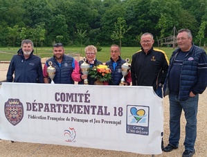 Les champions, Marc Fagué Délégué du CD18, Serge Magnard Président de Trouy et Mr Breteau Maire de Trouy. Les champions, Marc Fagué Délégué du CD18, Serge Magnard Président de Trouy et Mr Breteau Maire de Trouy.