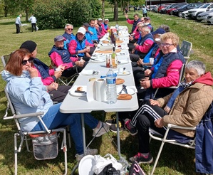 Repas au soleil pour les Moulonnais... Repas au soleil pour les Moulonnais...