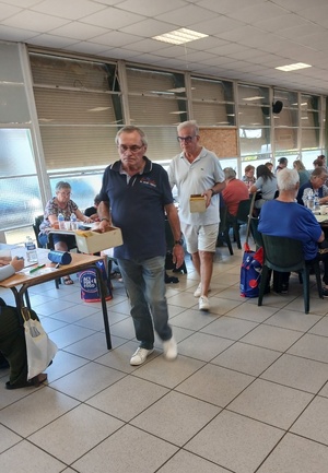 Camille et François au micro et à la revente des cartons.