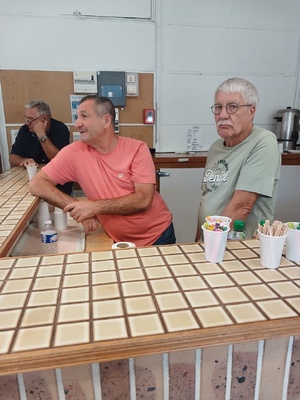 Calou, Claude et Michel au service buvette.