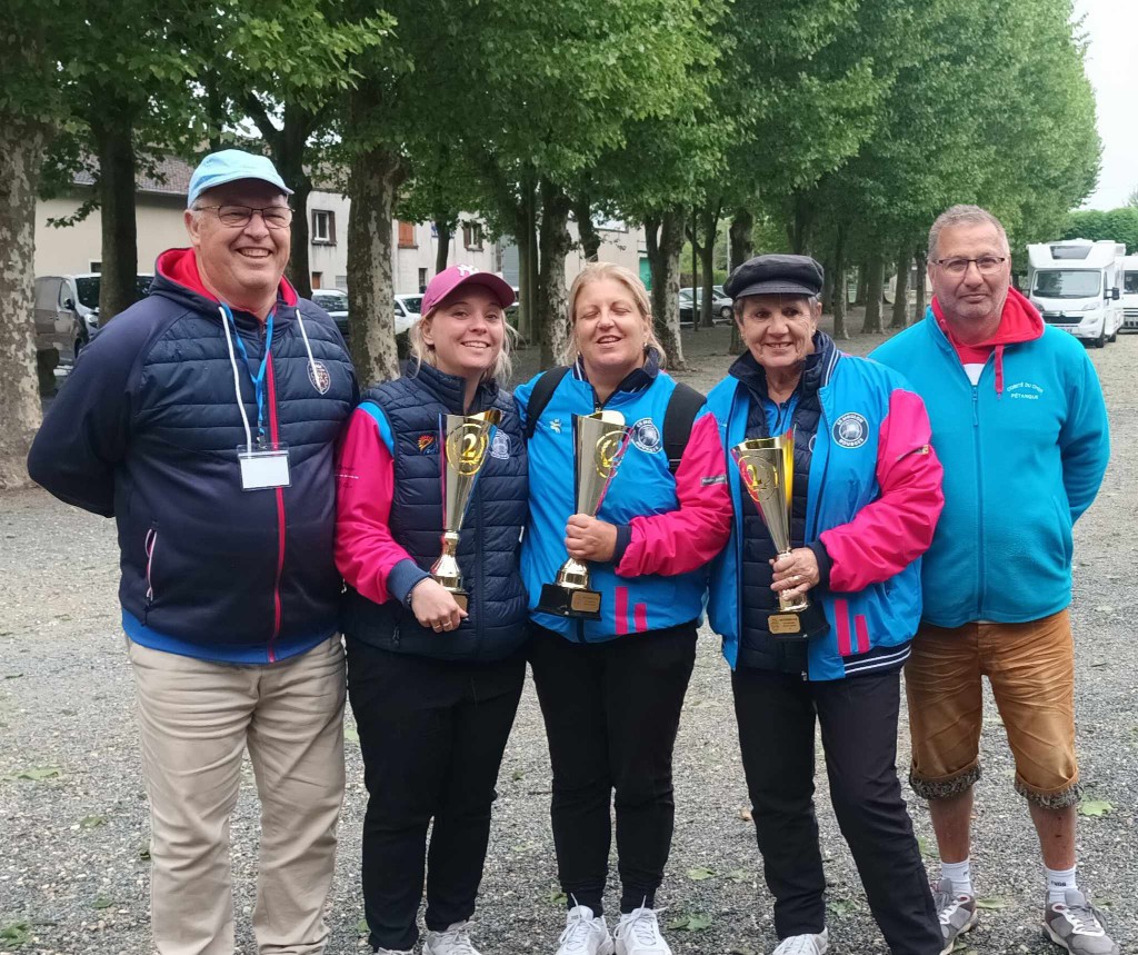 Les vice-championnes avec Gilles Verhauven président du CD18 et Fabrice Heusicom président du Bois d'Yèvre