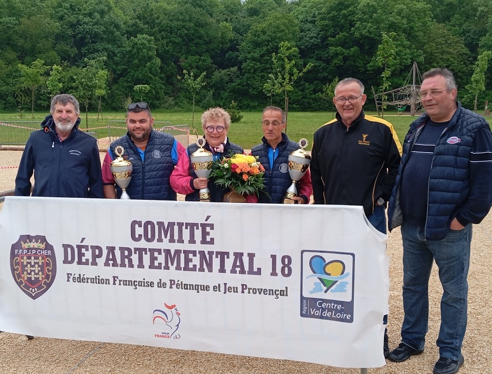 Les champions, Marc Fagué Délégué du CD18, Serge Magnard Président de Trouy et Mr Breteau Maire de Trouy.