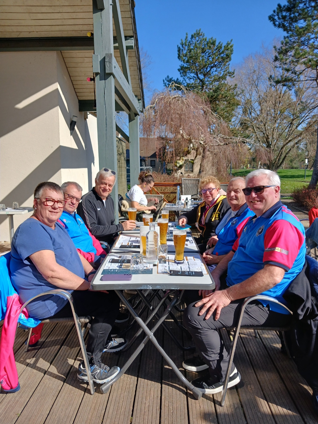 Repas au soleil à la Guinguette