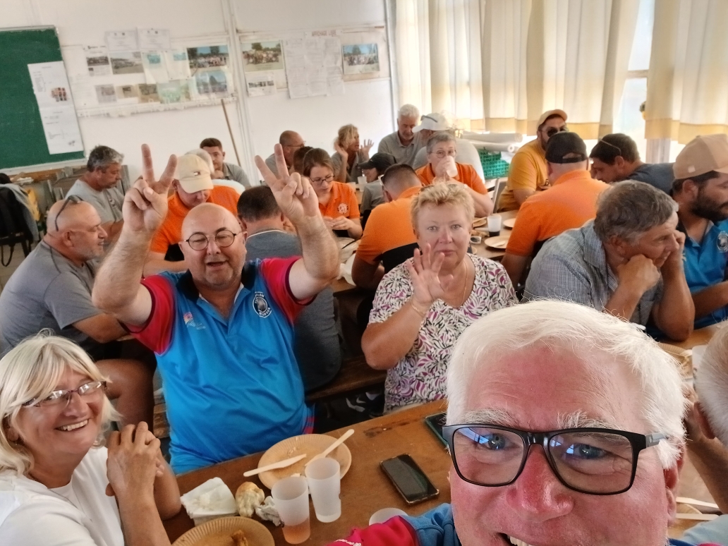 Les trois équipes à table
