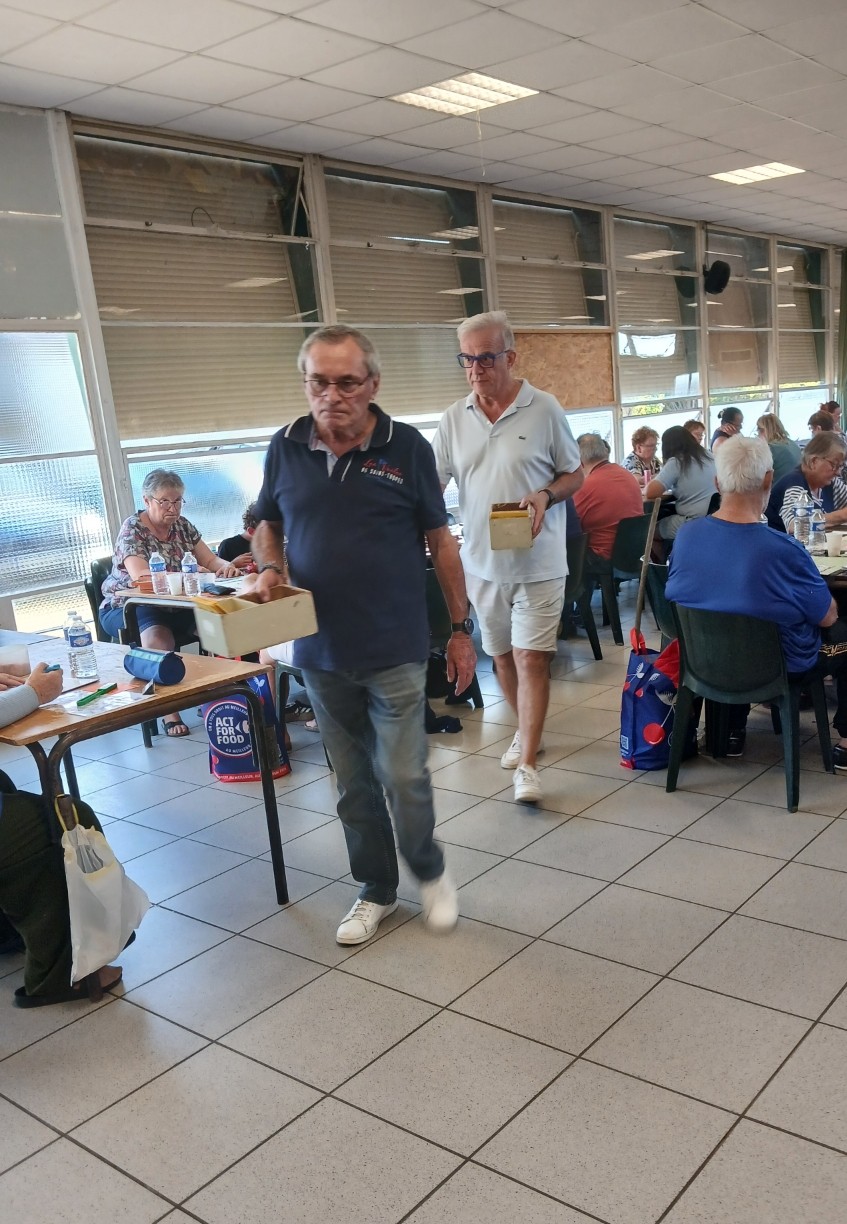 Camille et François au micro et à la revente des cartons.