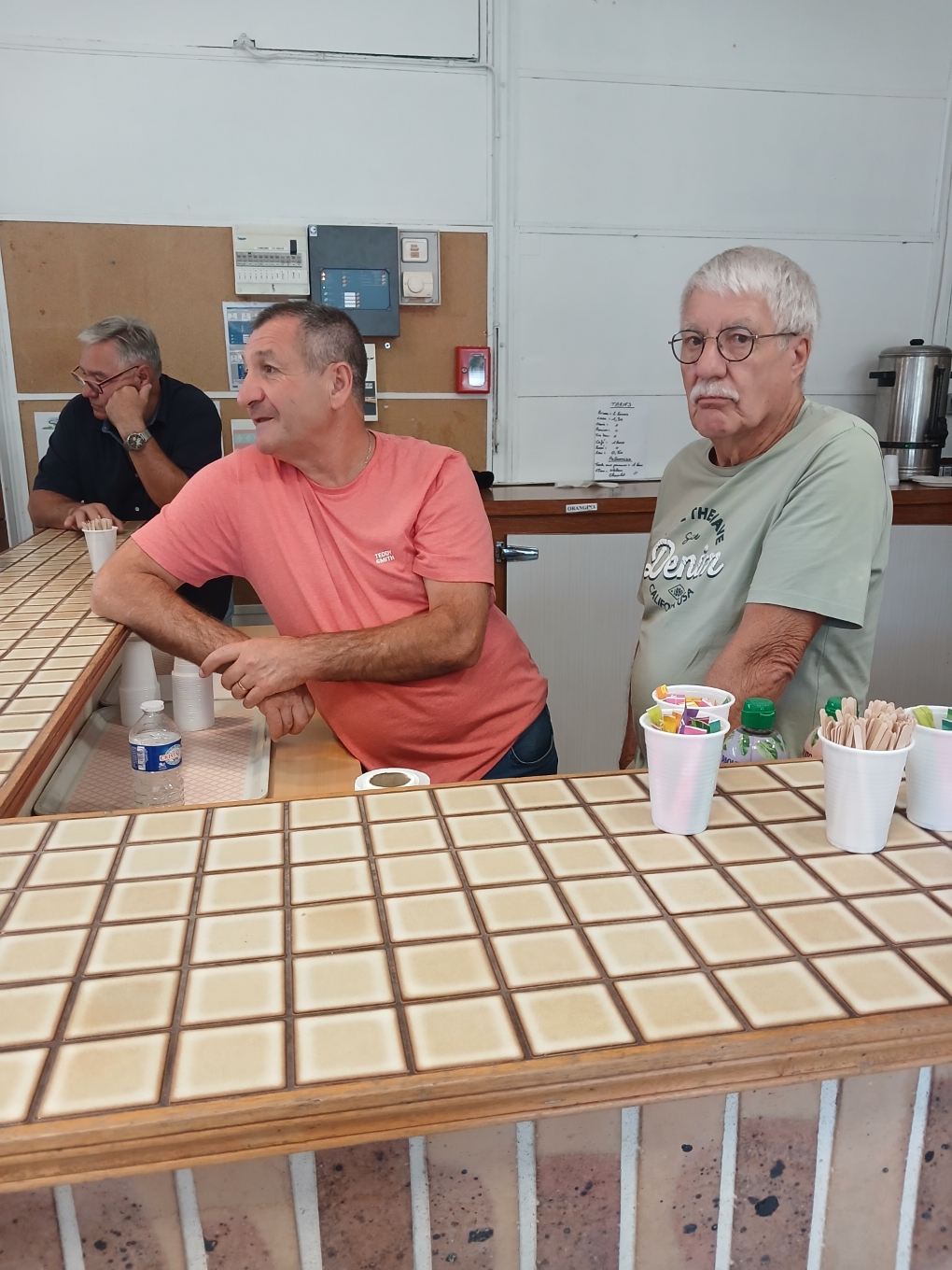 Calou, Claude et Michel au service buvette.