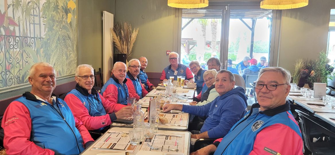 Les Moulonnais à table à la Guinguette.