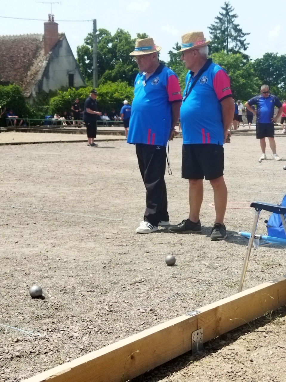 CAMILLE ET MICHEL (SOUS LA CHALEUR, LE CHAPEAU EST INDISPENSABLE)