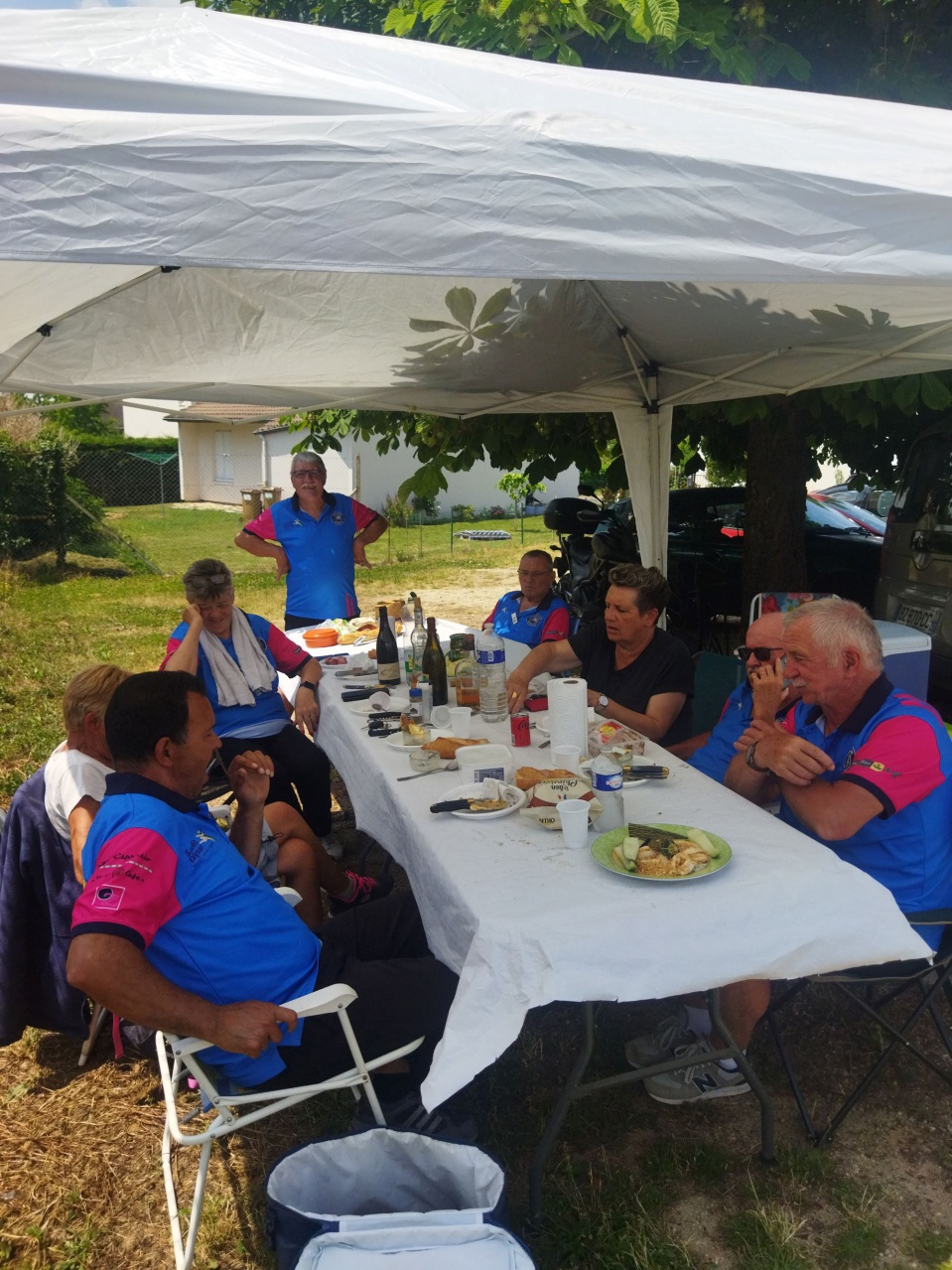 MOMENT DE DIGESTION APRES UN BON REPAS ( N'EST CE PAS MOMO) MOMENT DE DIGESTION APRES UN BON REPAS ( N'EST CE PAS MOMO)