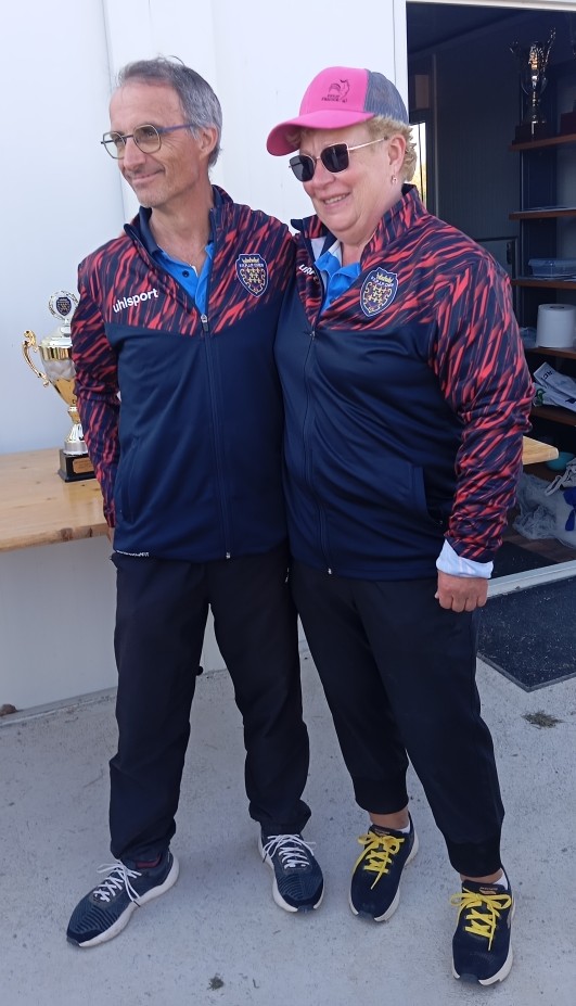 Christophe et Véro avec les nouvelles tenues du comité Christophe et Véro avec les nouvelles tenues du comité