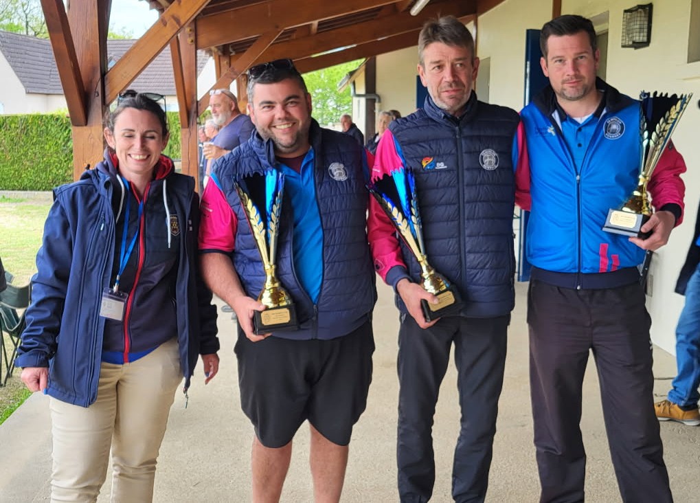 Les vice-champions T JP, Jojo, Ludo et Florian en compagnie de Vanessa Les vice-champions T JP, Jojo, Ludo et Florian en compagnie de Vanessa