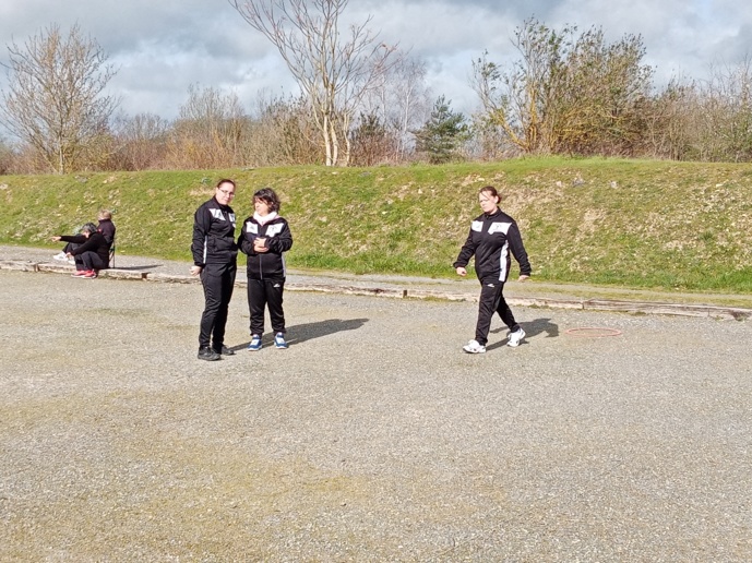 Jenifer,Claudette et Grazziella qui apprennent à se connaitre Jenifer,Claudette et Grazziella qui apprennent à se connaitre