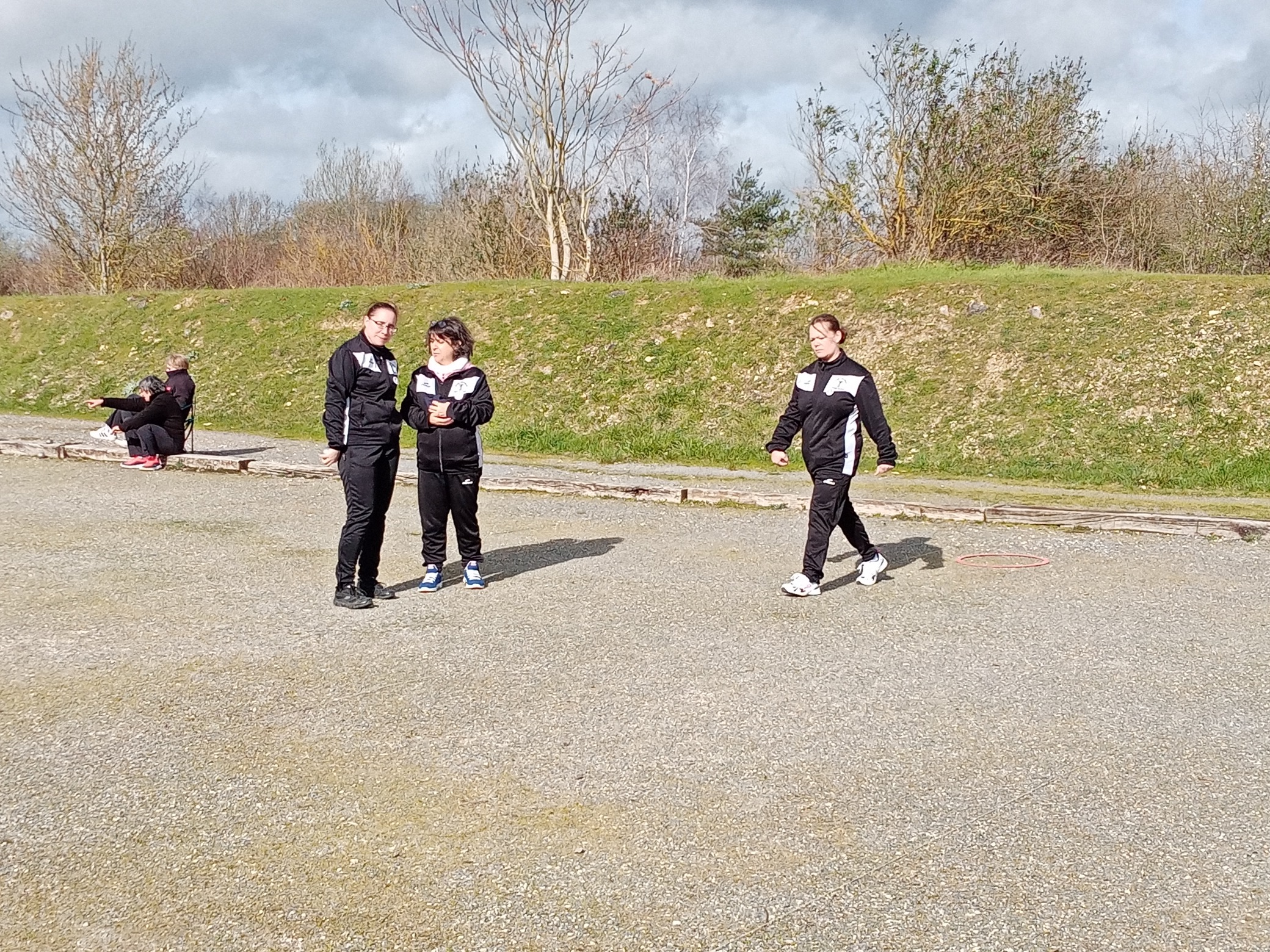 Jenifer,Claudette et Grazziella qui apprennent à se connaitre Jenifer,Claudette et Grazziella qui apprennent à se connaitre