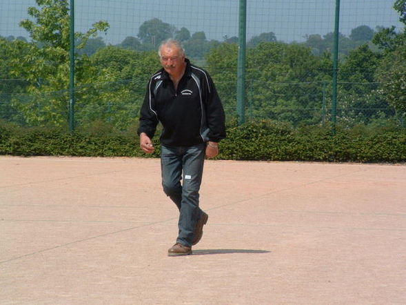 Roger BRUNET teste le jeu provençal Roger BRUNET teste le jeu provençal
