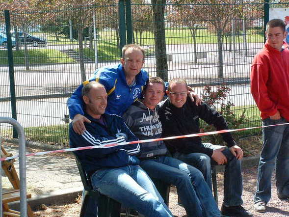 Le banc des vaincus très souriants toutefois Le banc des vaincus très souriants toutefois
