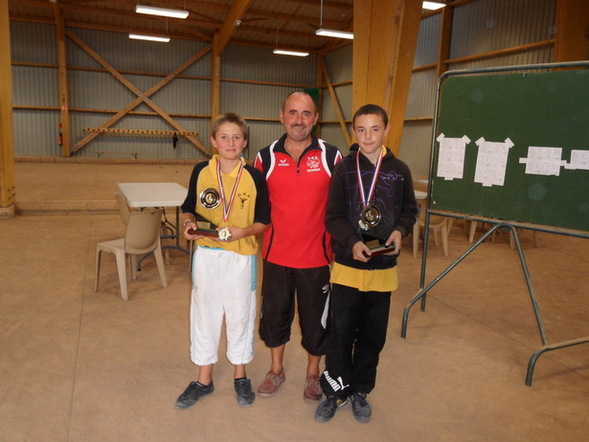 Les champions 2011 - Axel BLIAUT et Demsey GIBERT avec leur président Les champions 2011 - Axel BLIAUT et Demsey GIBERT avec leur président