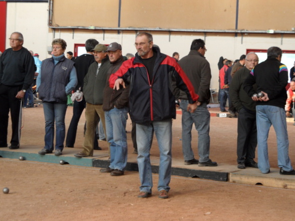 Daniel FRANKOWSKI - William ALEXANDRE - Jacques BARBE remporte le grand prix vétéran de Caen (256 équipes) Daniel FRANKOWSKI - William ALEXANDRE - Jacques BARBE remporte le grand prix vétéran de Caen (256 équipes)