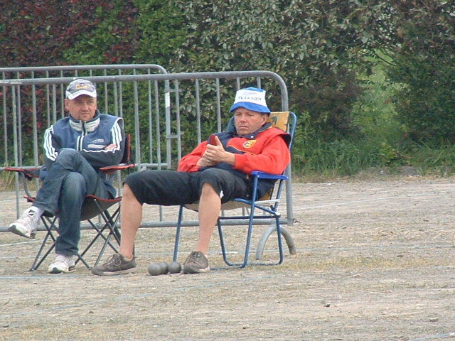 Hubert BOUVET abattu après la défaite (mais pourquoi ont ils mis des cailloux cachés sur ce terrain?) Hubert BOUVET abattu après la défaite (mais pourquoi ont ils mis des cailloux cachés sur ce terrain?)