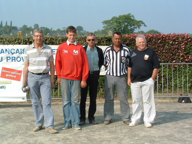 Les finalistes, le président du comité, l'arbitre et le délégué Les finalistes, le président du comité, l'arbitre et le délégué