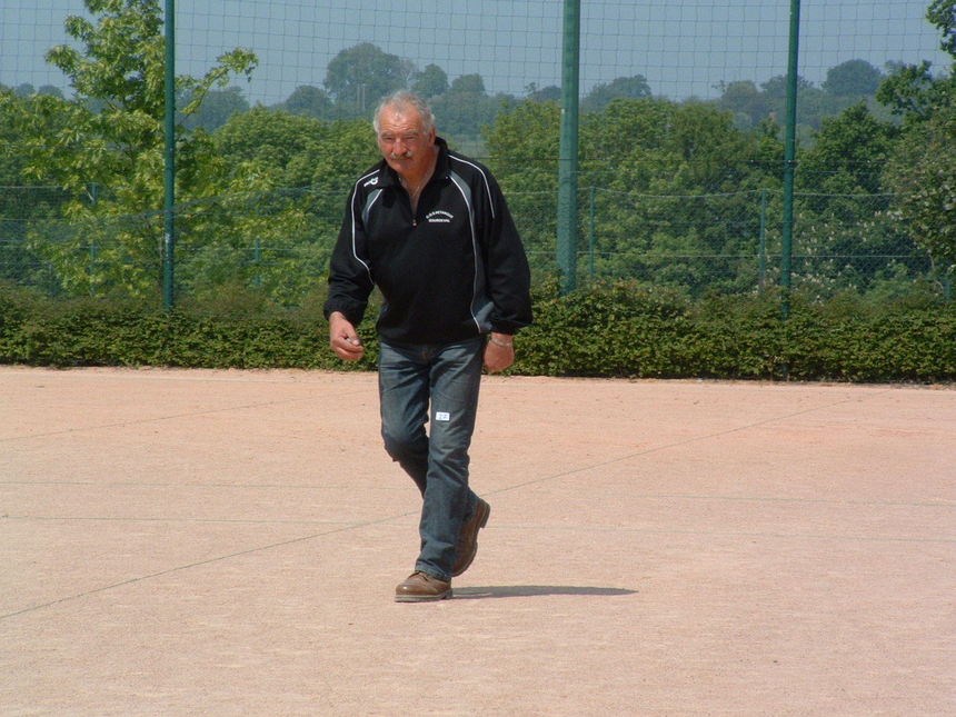 Roger BRUNET teste le jeu provençal