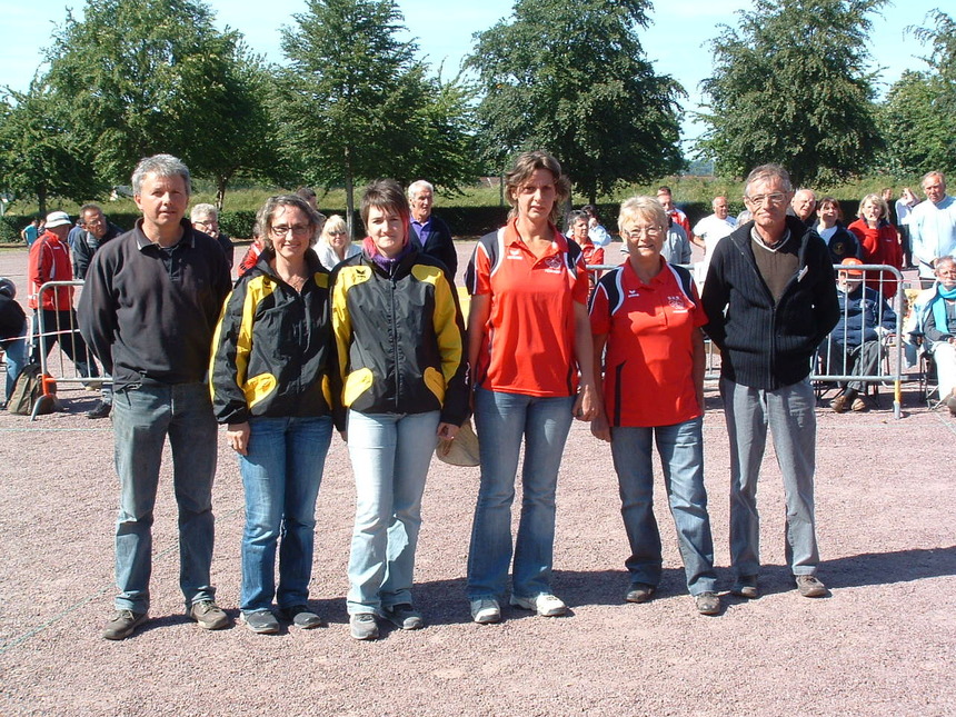 Les finalistes encadrées par le président de l'ABSL et le président du comité Les finalistes encadrées par le président de l'ABSL et le président du comité