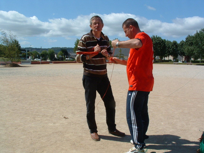 Ah si je tenais celui qui a ramassé les ficelles la dernière fois! Ah si je tenais celui qui a ramassé les ficelles la dernière fois!