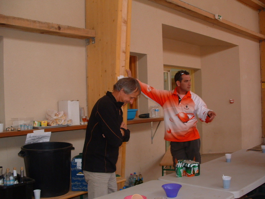 Gilbert et Yann avec Jacques au secours de la buvette le dimanche Gilbert et Yann avec Jacques au secours de la buvette le dimanche