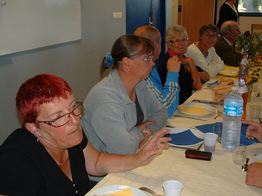La pétanque côté droit de la table La pétanque côté droit de la table