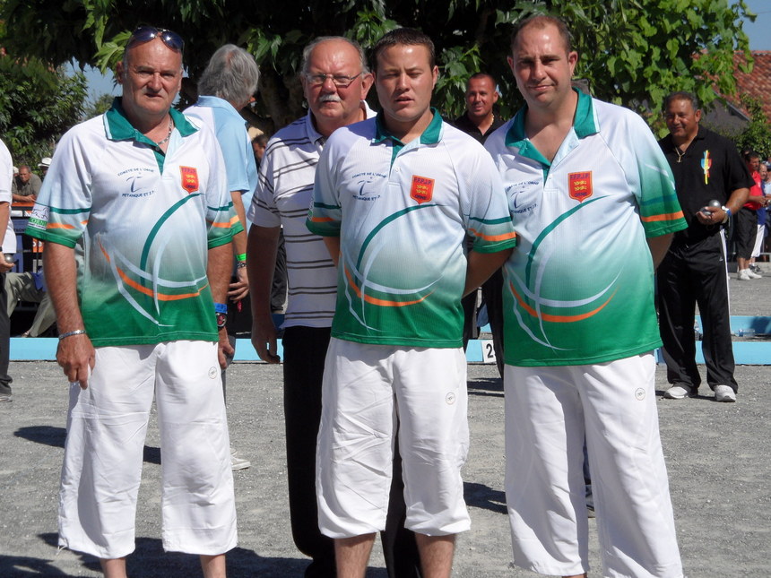 Jacky CASSON-Jean-Pierre FAVEAU et Gilles DEVERRE après l'exploit de la victoire face à PASSO et PUCCINELLI Jacky CASSON-Jean-Pierre FAVEAU et Gilles DEVERRE après l'exploit de la victoire face à PASSO et PUCCINELLI