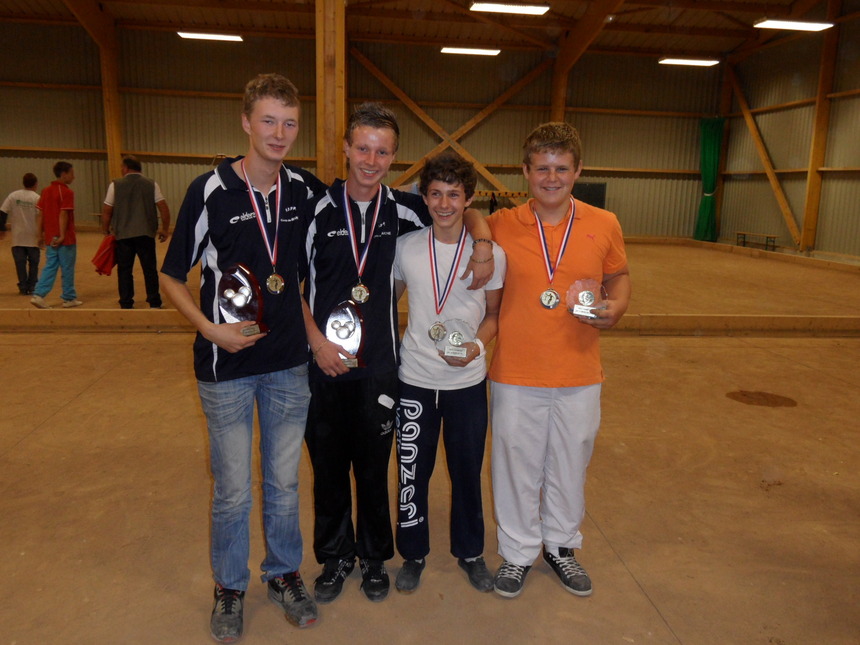 La dernière belle image de tous ces championnats. Les vainqueurs et vaincus avec le sourire. Bravo les jeunes!