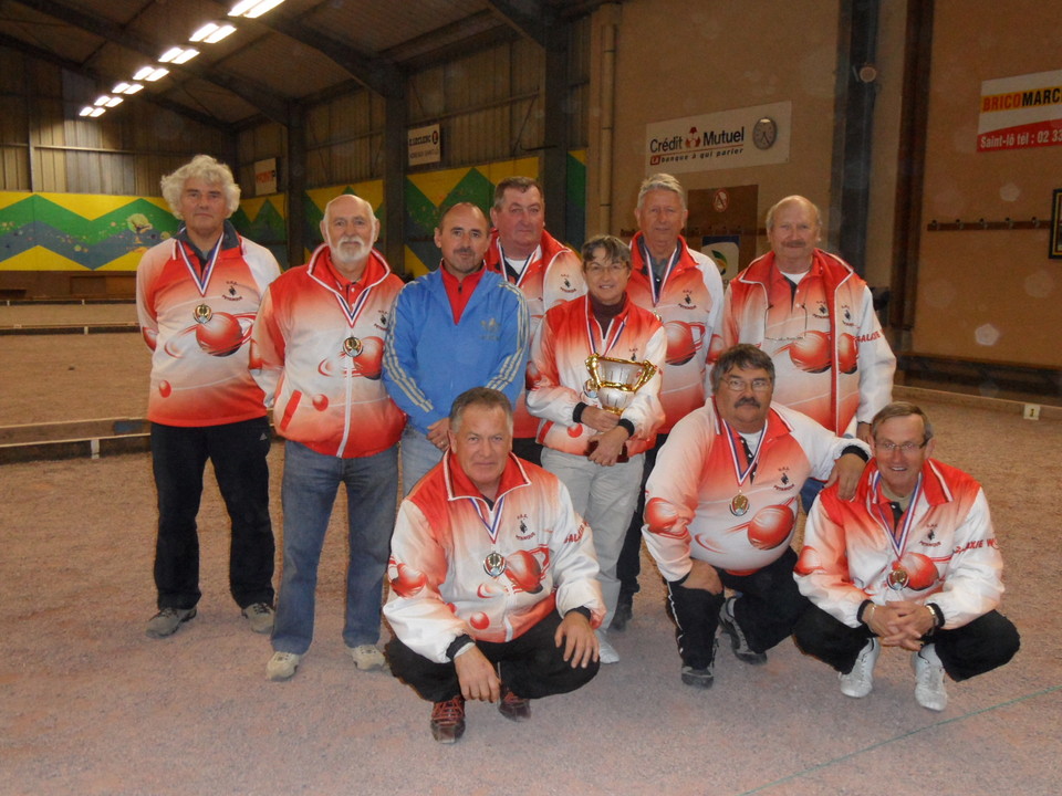 Les vainqueurs de la coupe 2011 - Michel CHARLOT - Daniel FRANKOWSKI - Bernard PERROTTE - Charles GOSSELIN - Nicole LEVAGNINI - Bernard BLONDEL - Marc BOULEY - Jacques REGNIER entourés de leur président et du délégué