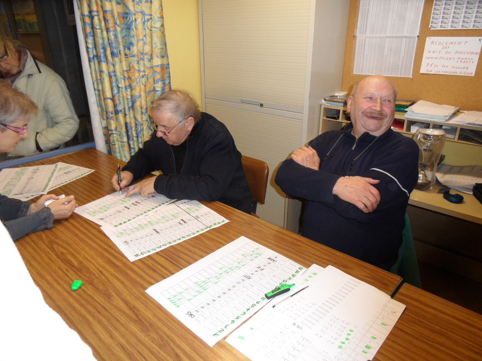 Tout a l'air de bien se passer à la table de marque. On se croirait au CMN, un qui bosses et le contremaitre qui s'amuse Tout a l'air de bien se passer à la table de marque. On se croirait au CMN, un qui bosses et le contremaitre qui s'amuse