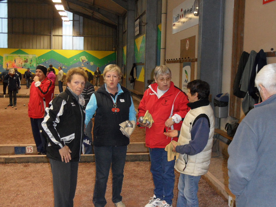 Qu'est qu'il a Nicole! Attendez les copines, on nous prend en photo Qu'est qu'il a Nicole! Attendez les copines, on nous prend en photo