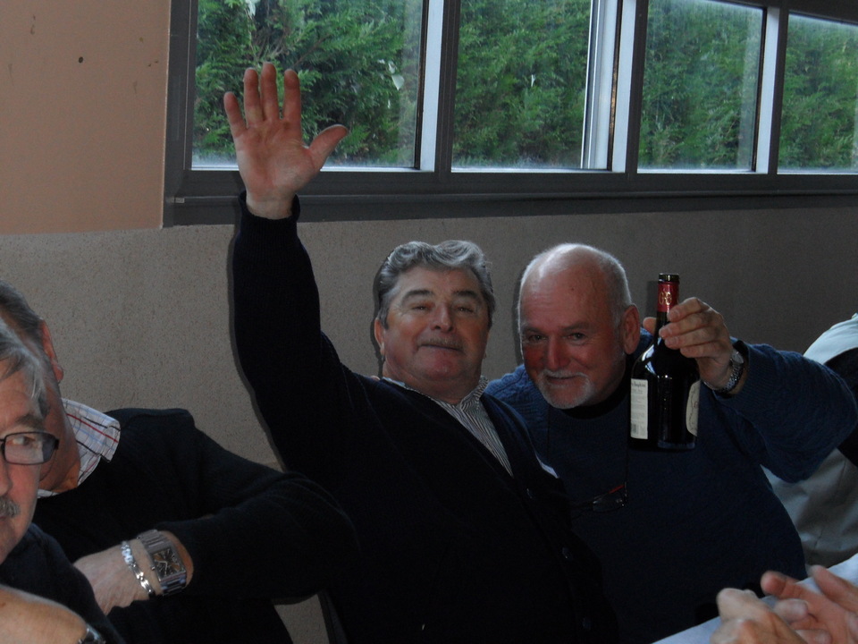 Buvons encore une dernière fois à l'amitié, l'amour , la joie. Buvons encore une dernière fois à l'amitié, l'amour , la joie.