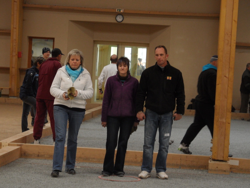 Eric entouré de ces femmes Eric entouré de ces femmes