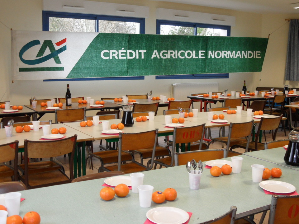 Une table bien préparée par le bureau Une table bien préparée par le bureau