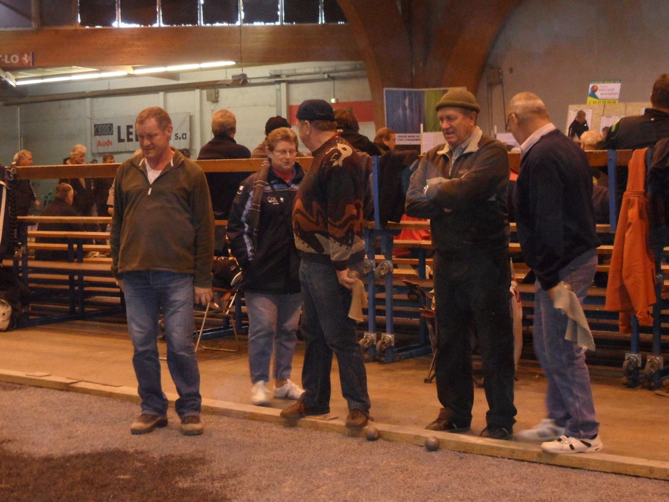 Madame la présidente en pleine discussion avec ses troupes Madame la présidente en pleine discussion avec ses troupes