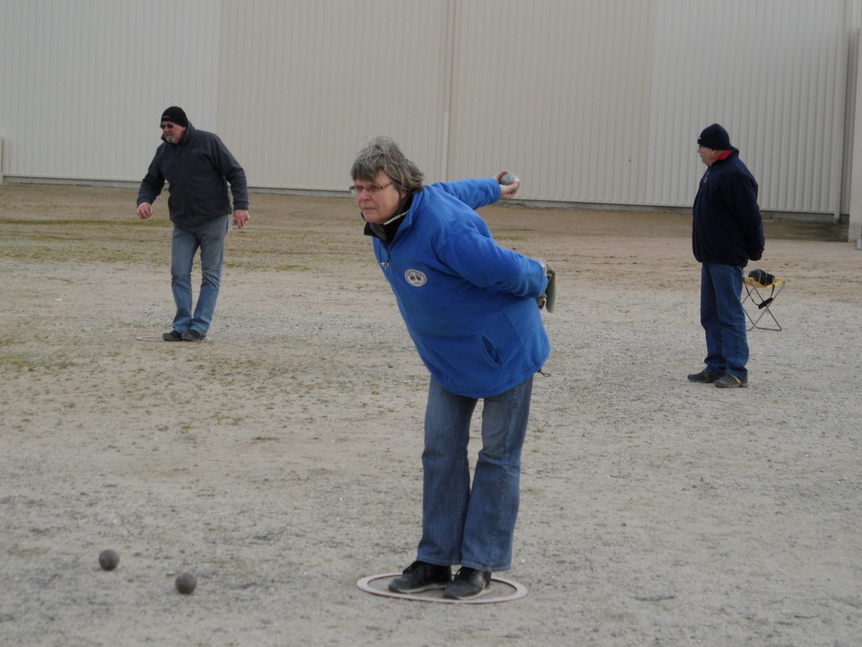 Claudie, le regard tourné vers la boule à frapper Claudie, le regard tourné vers la boule à frapper