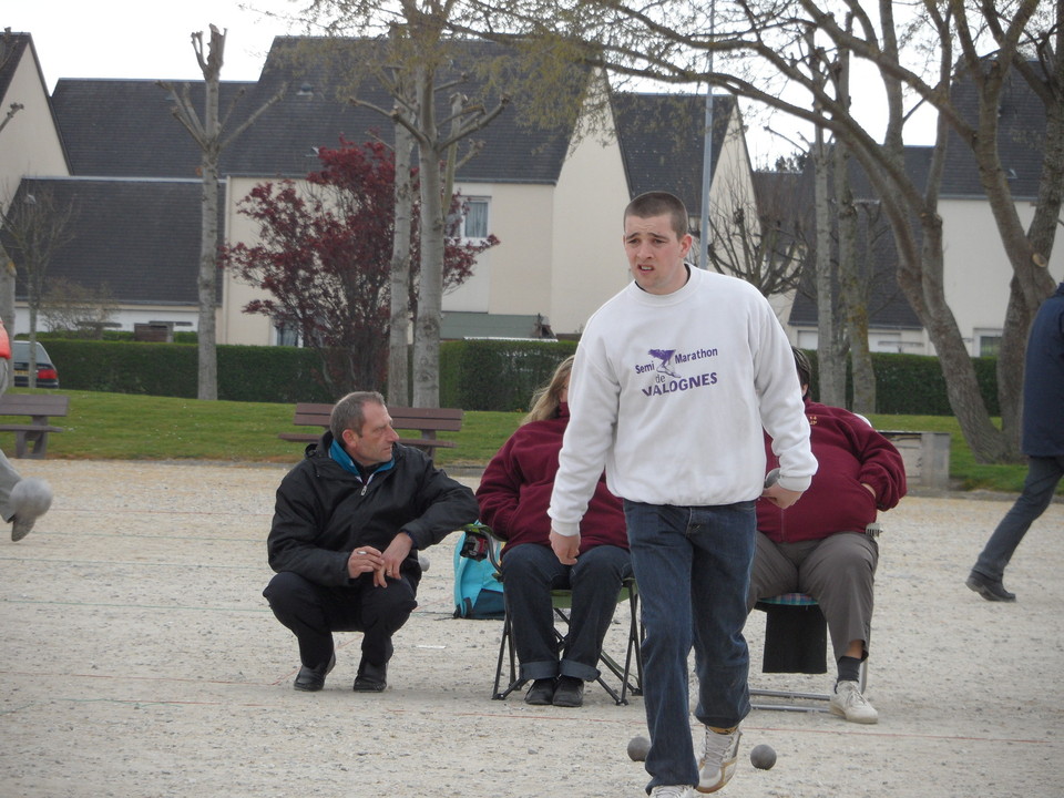 Mathieu CORONNE s'initie au jeu provençal