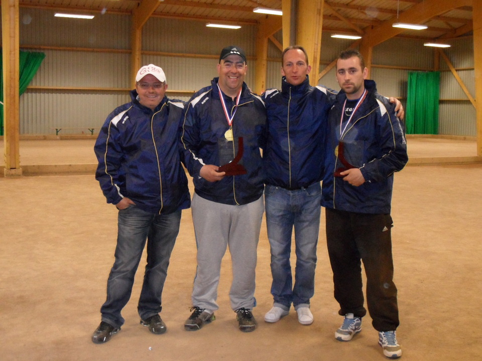 Les vaiqueurs avec leur coach, Eric LESAGE