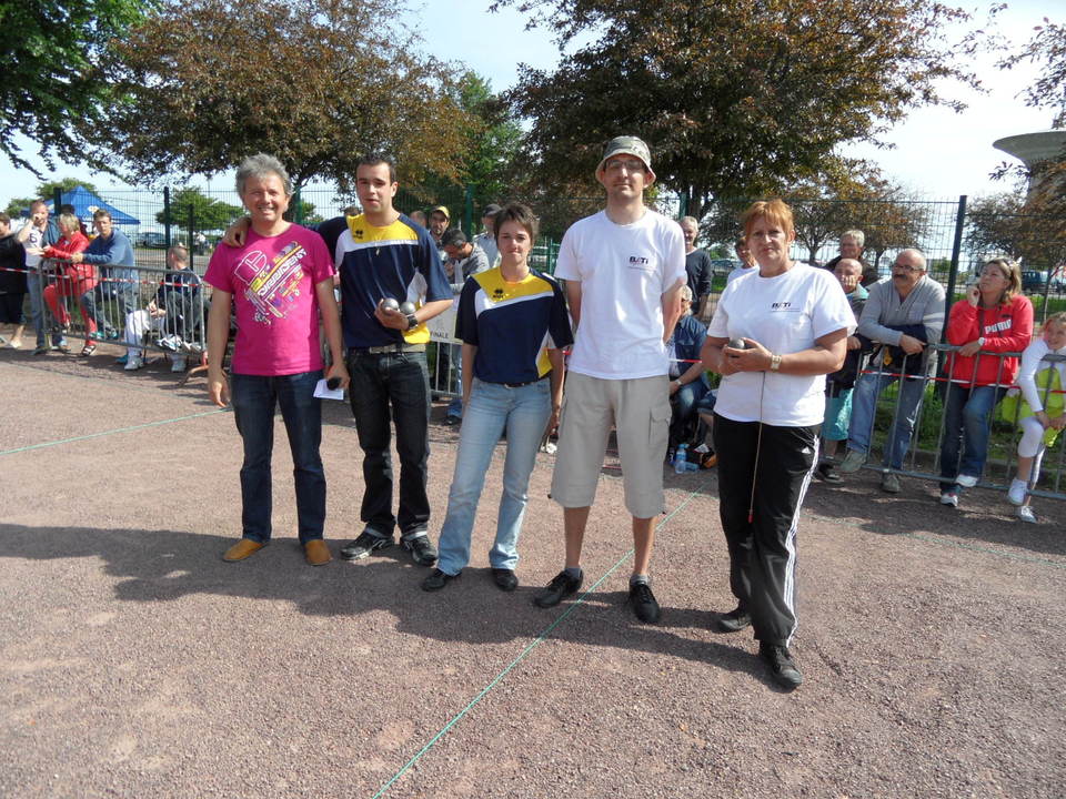 Les finalistes avec le président organisateur de L'A B Saint-Loise Les finalistes avec le président organisateur de L'A B Saint-Loise