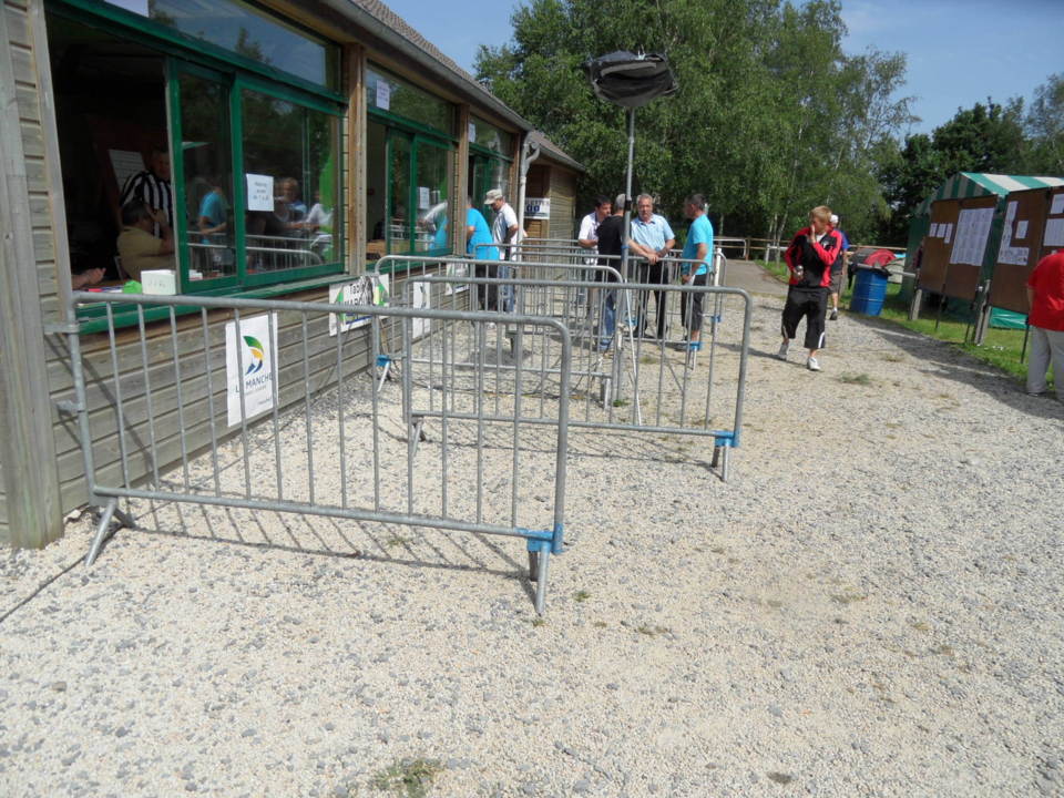 Bravo Dominique! Avec une telle organisation pas de queue aux tables de marque Bravo Dominique! Avec une telle organisation pas de queue aux tables de marque