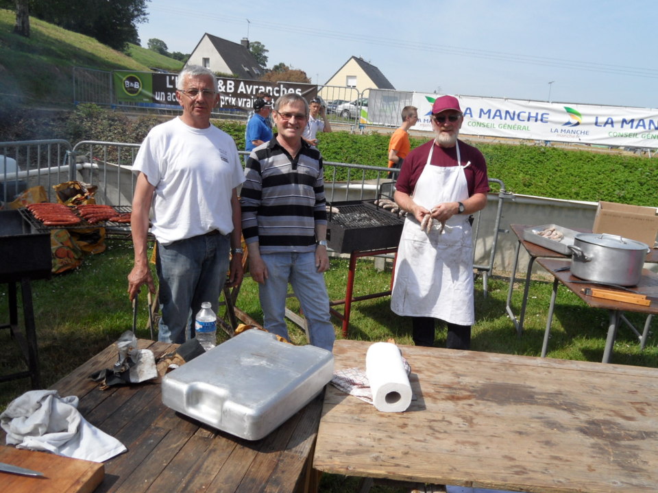 Avec les frites, vous prendrez bien une saucisse ou une côte Avec les frites, vous prendrez bien une saucisse ou une côte
