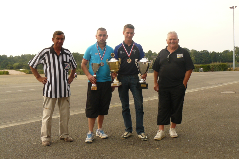Les finalistes avec le délégué et l'arbitre Les finalistes avec le délégué et l'arbitre