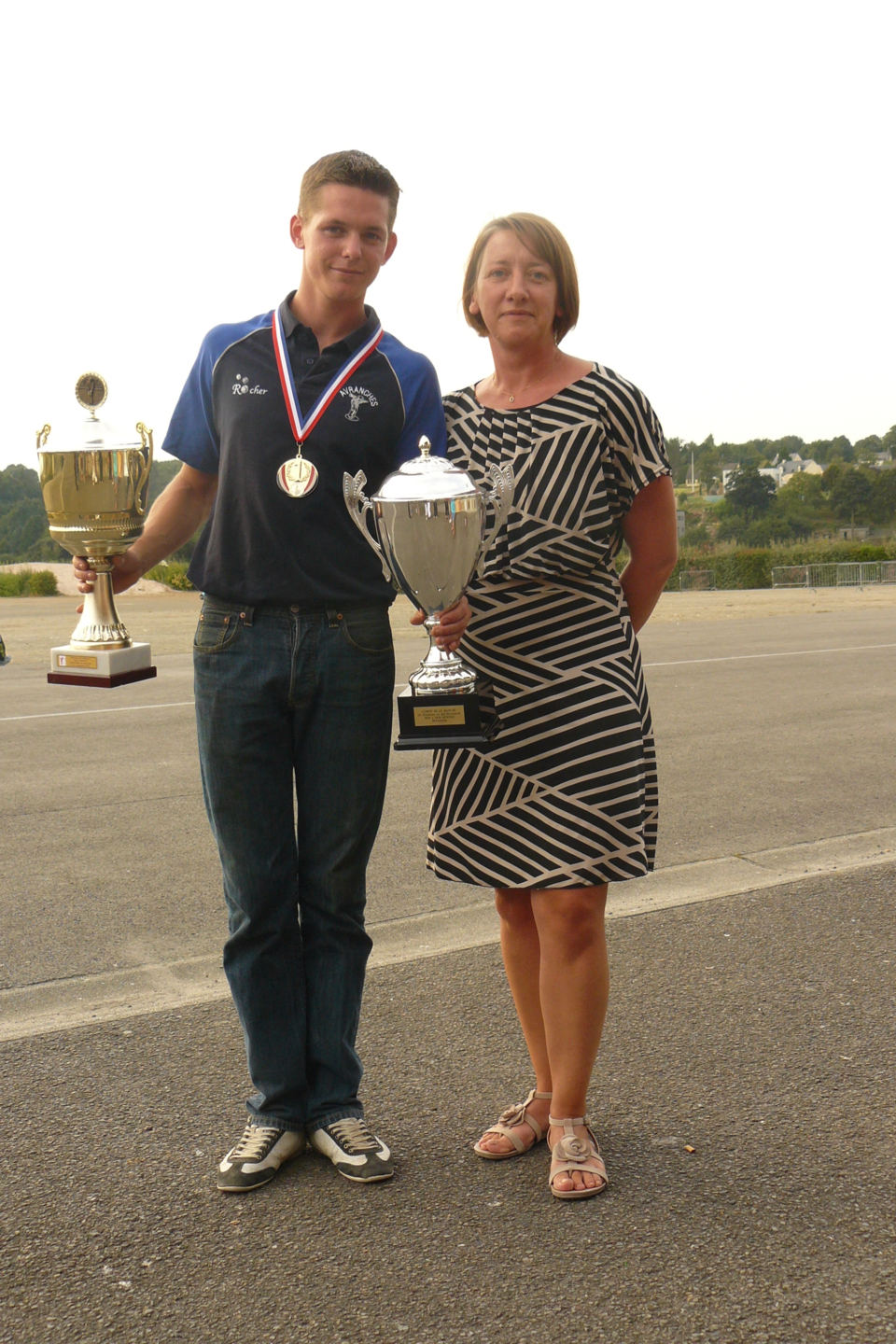 Madame la représentante de la municipalité présente lors de la finale Madame la représentante de la municipalité présente lors de la finale